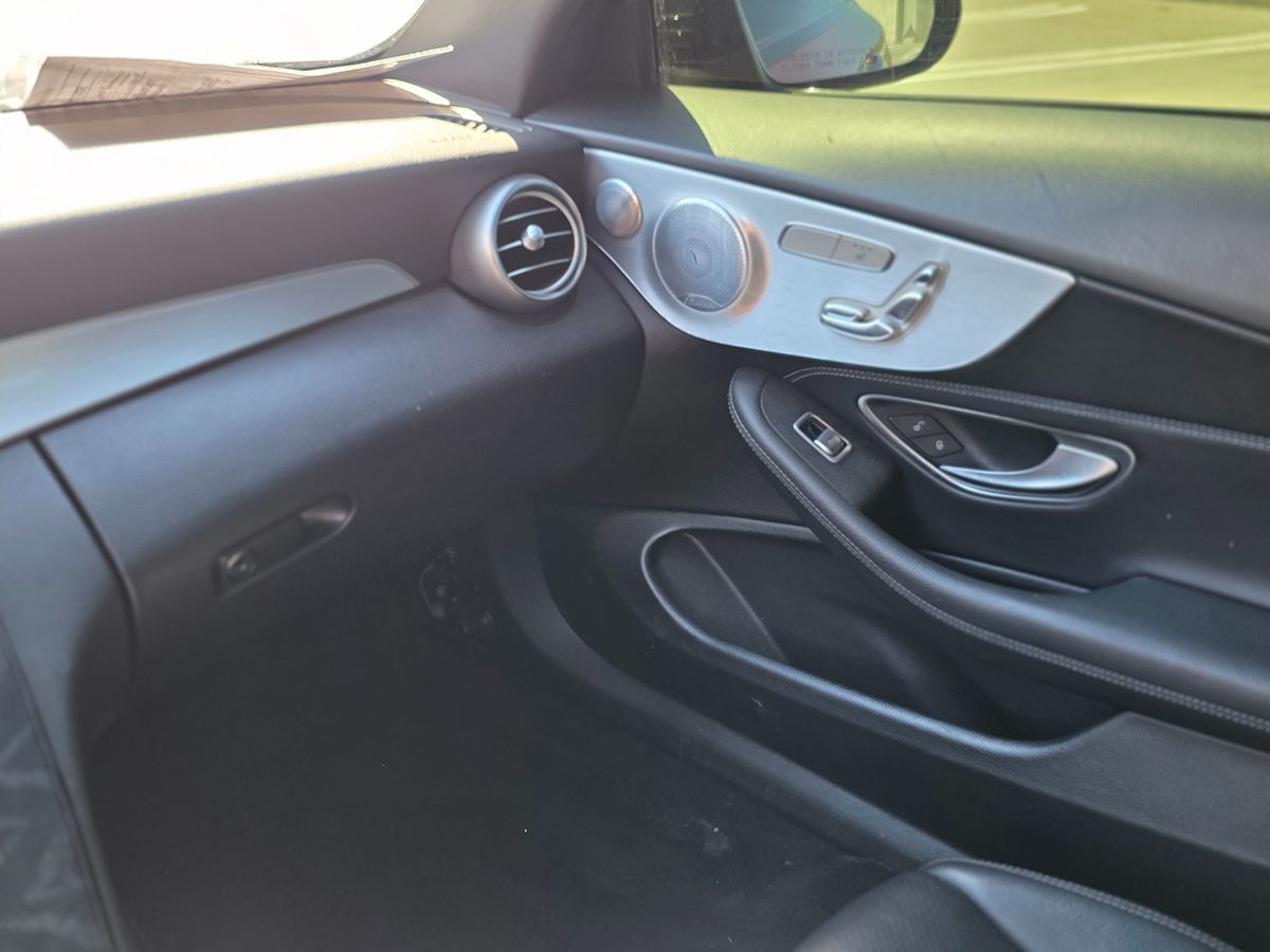 Mercedes-Benz C300 photo 19