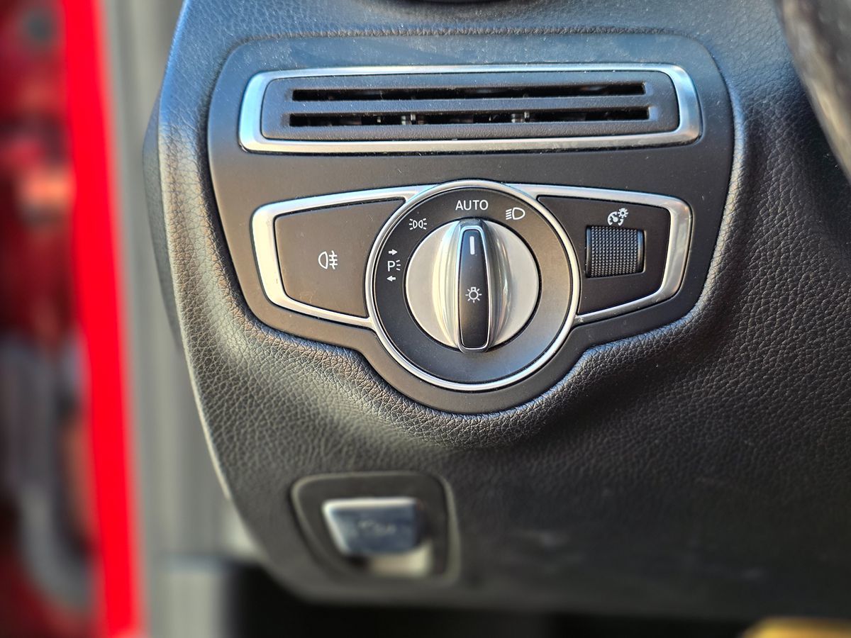 Mercedes-Benz C300 photo 28