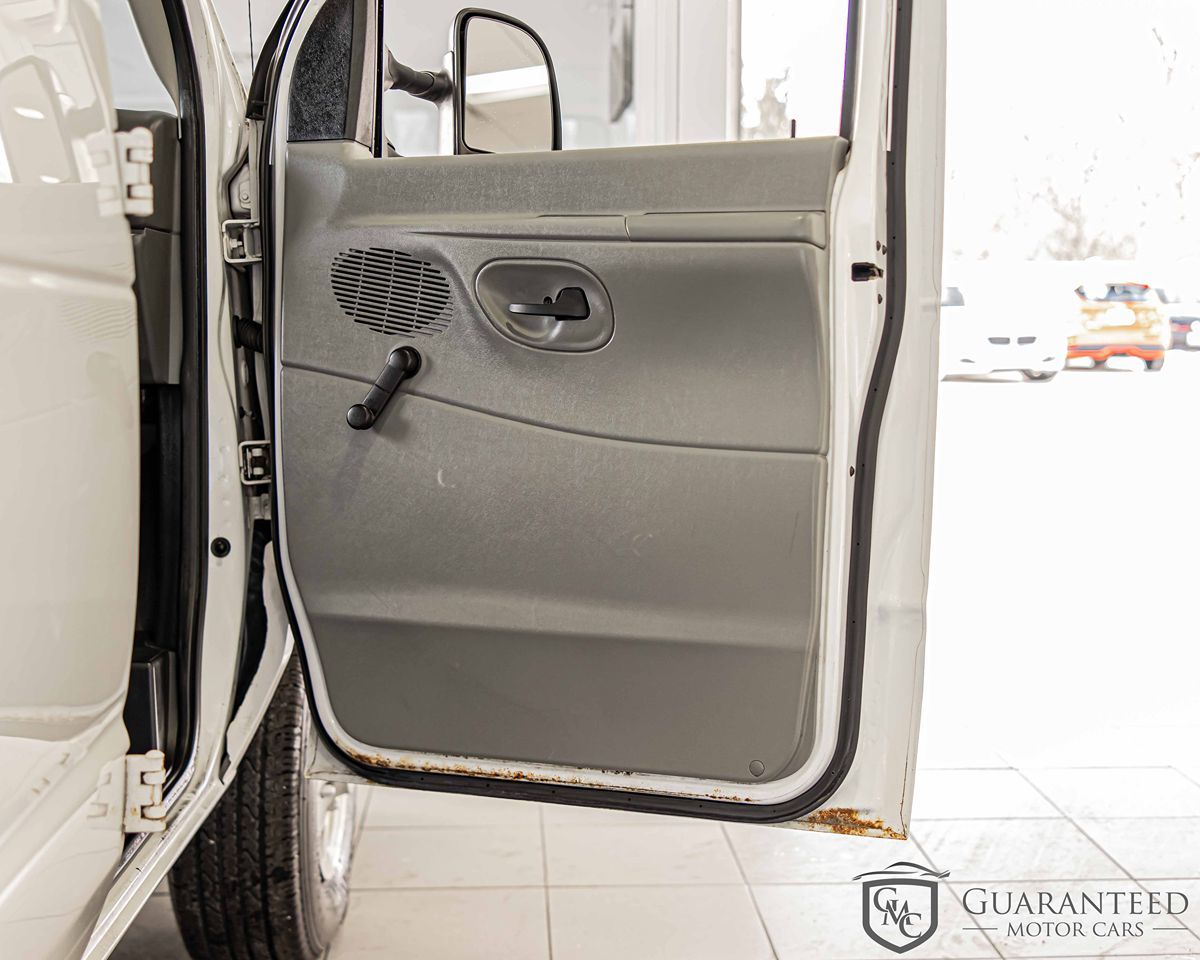2008 Ford E-350 photo 2
