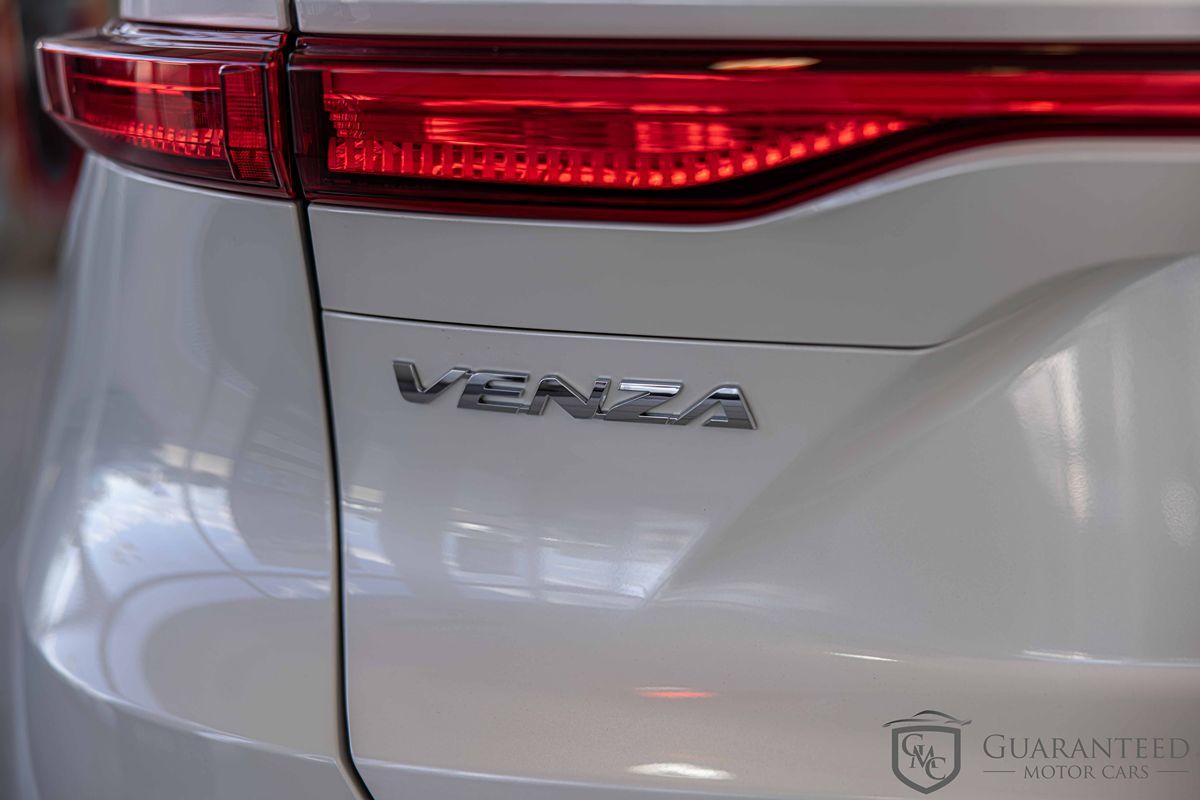 2021 Toyota Venza LE photo 16