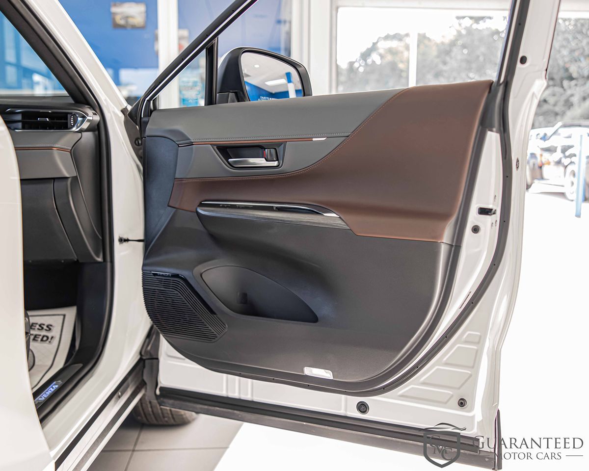 2021 Toyota Venza LE photo 2
