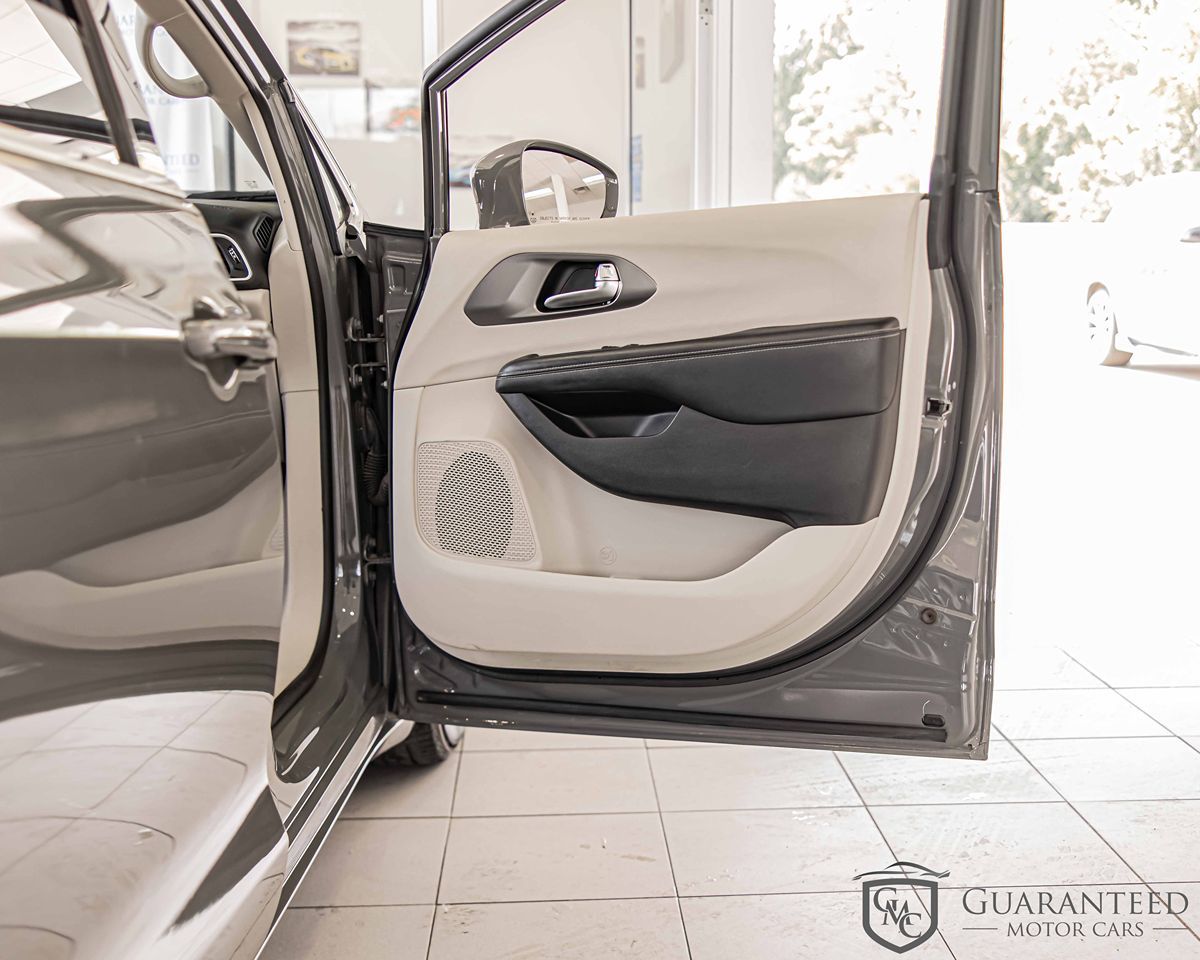 2022 Chrysler Pacifica Touring L photo 2