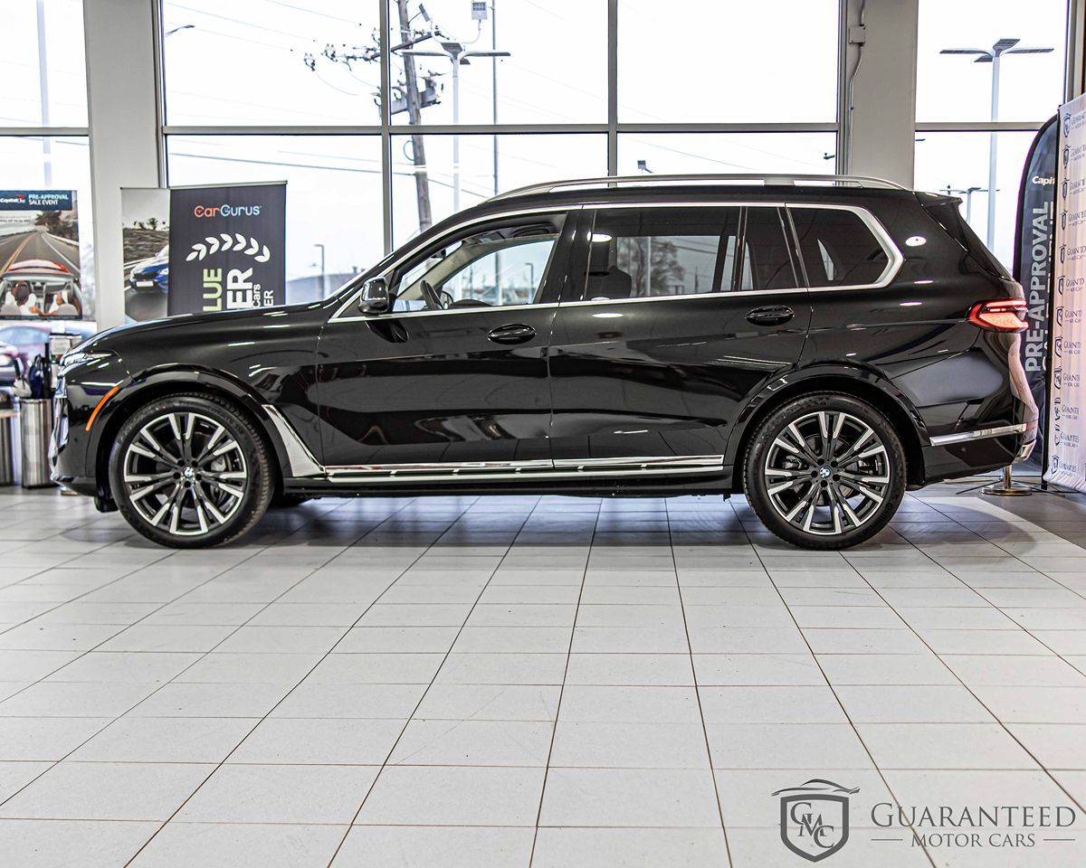 2025 BMW X7 - Image 8