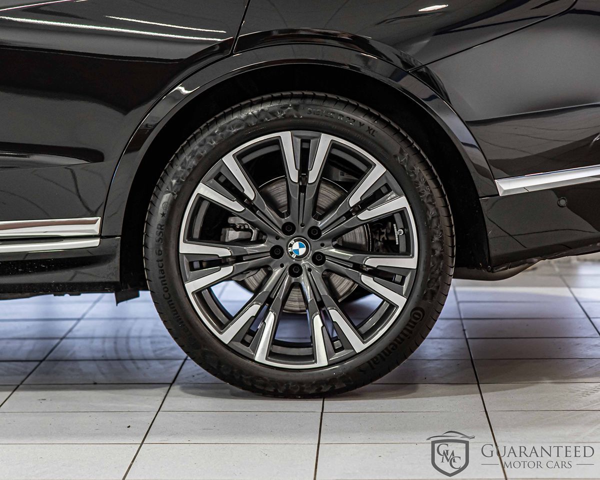 2025 BMW X7 - Image 9