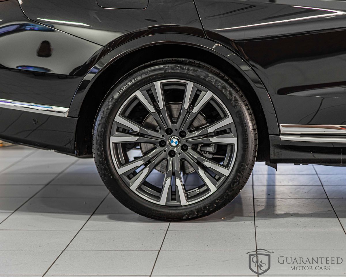 2025 BMW X7 - Image 13