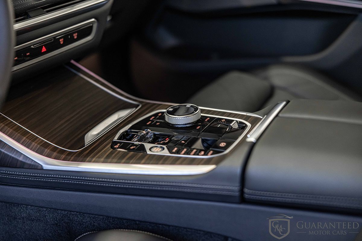 2025 BMW X7 - Image 26