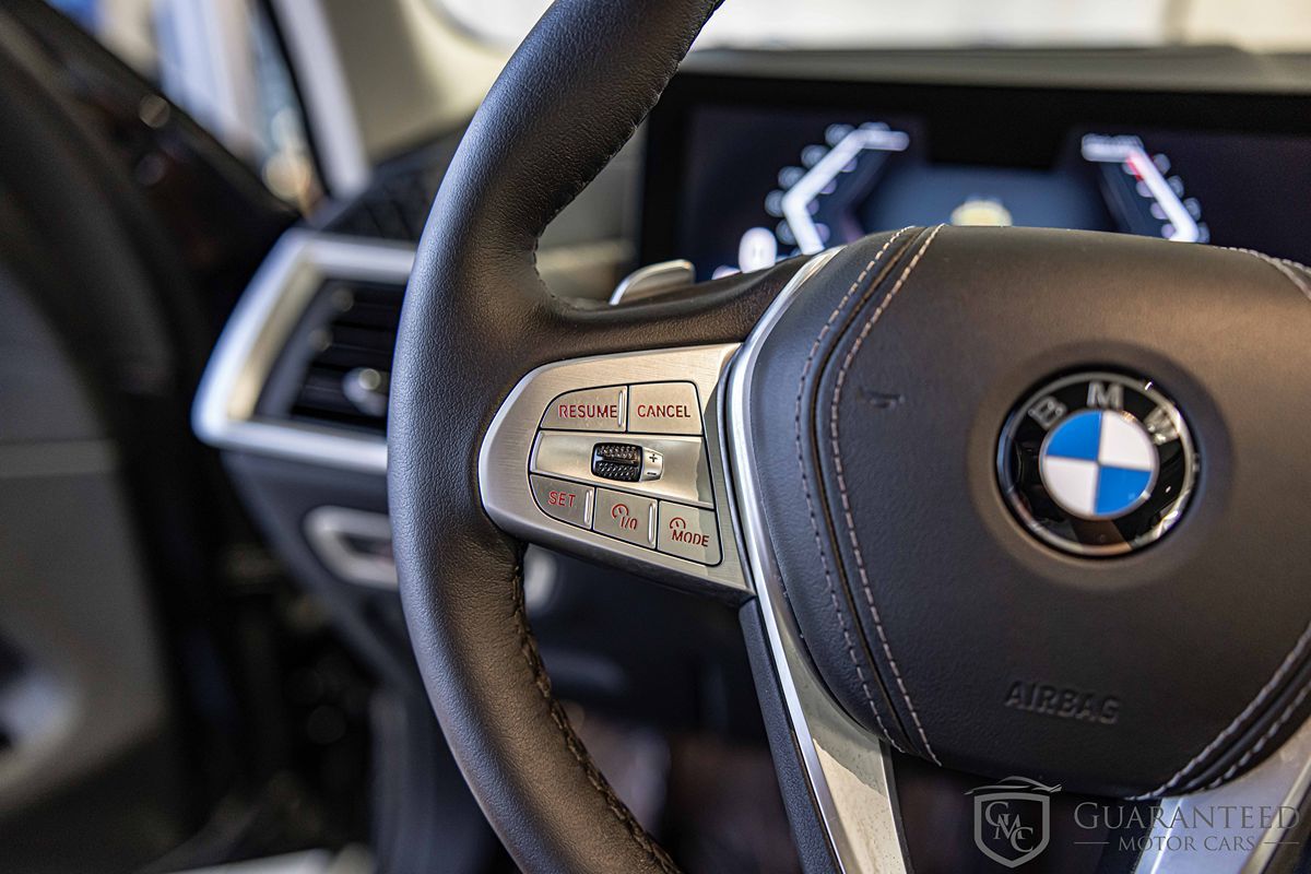 2025 BMW X7 - Image 29