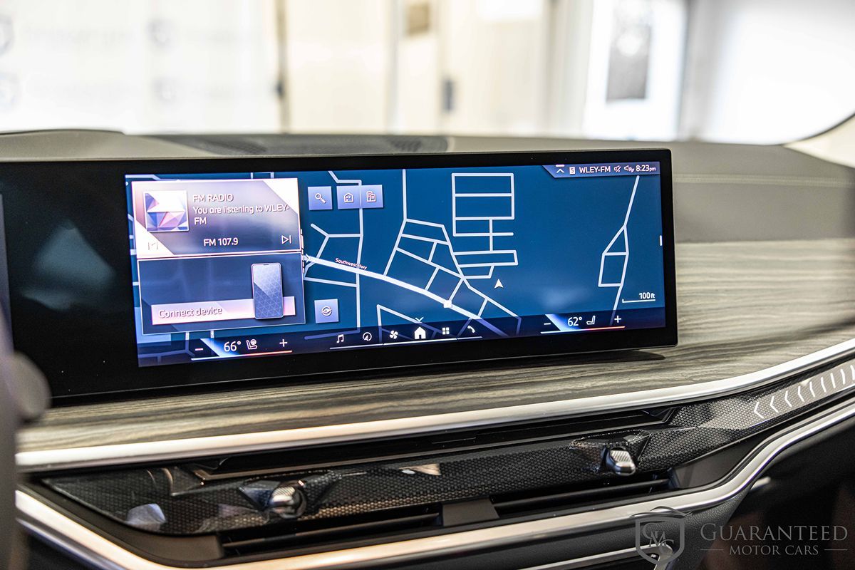 2025 BMW X7 - Image 31