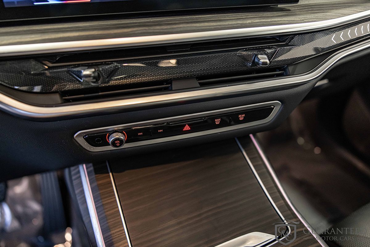 2025 BMW X7 - Image 32