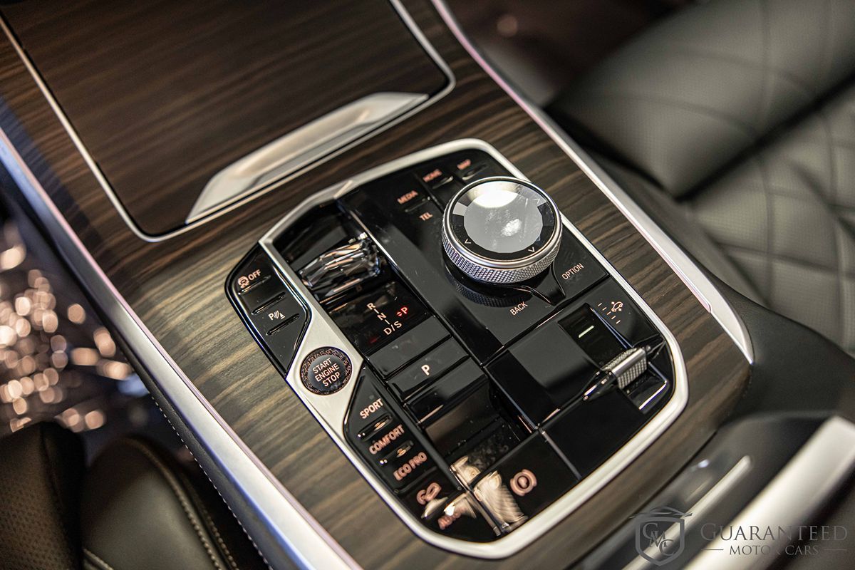 2025 BMW X7 - Image 33