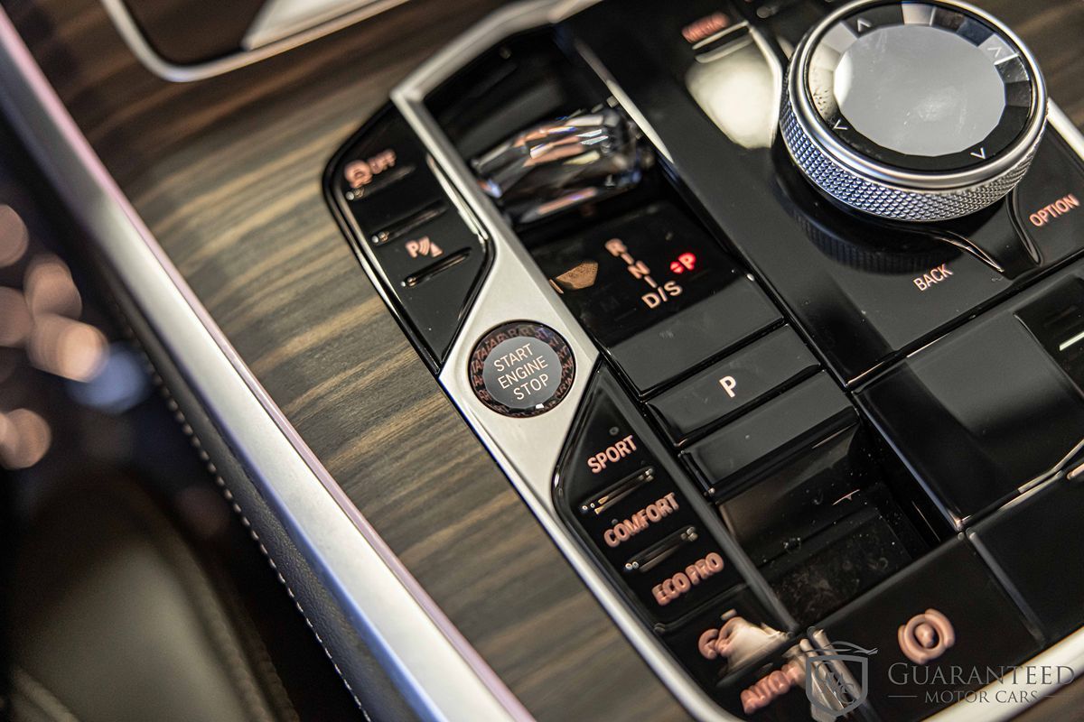 2025 BMW X7 - Image 34