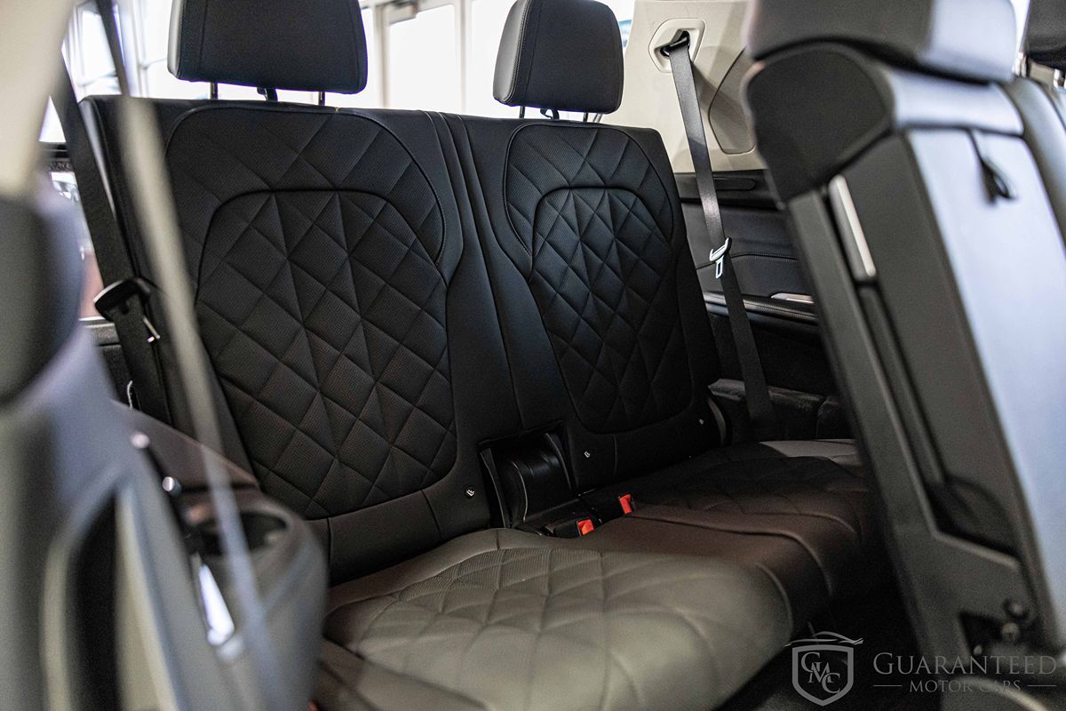 2025 BMW X7 - Image 40