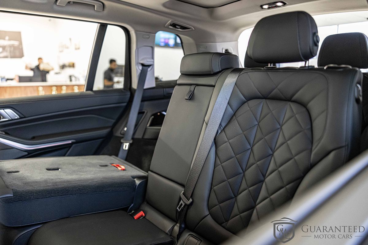 2025 BMW X7 - Image 41