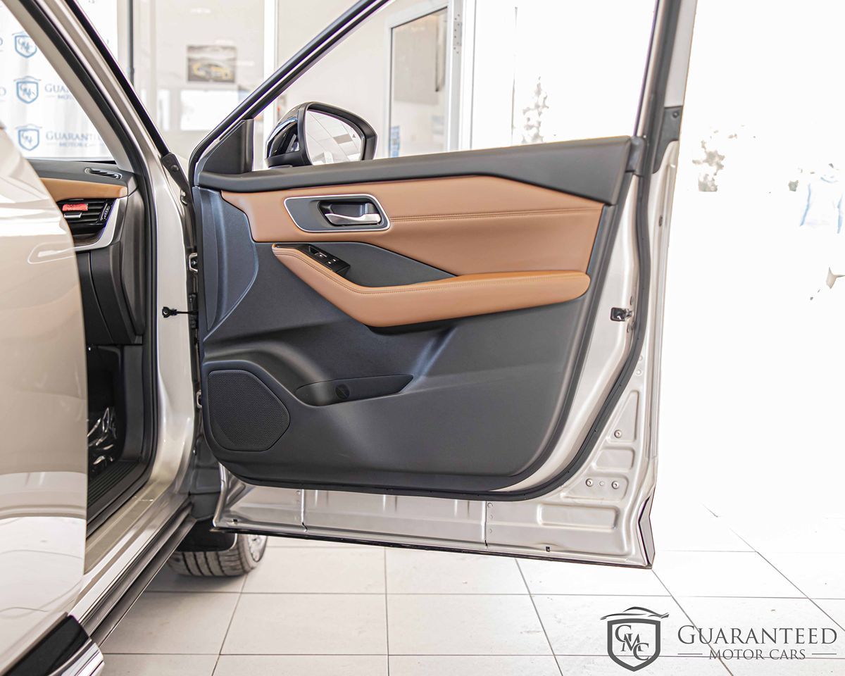 2024 Nissan Rogue Platinum photo 2