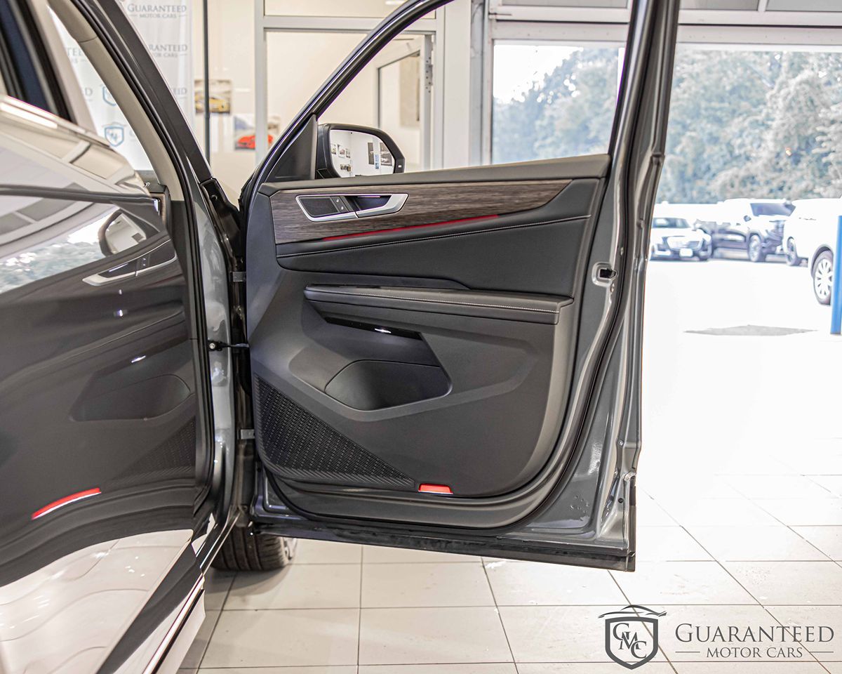 2024 Volkswagen Atlas SEL photo 2