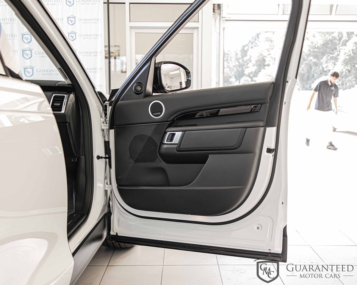 2024 Land Rover Discovery S photo 2