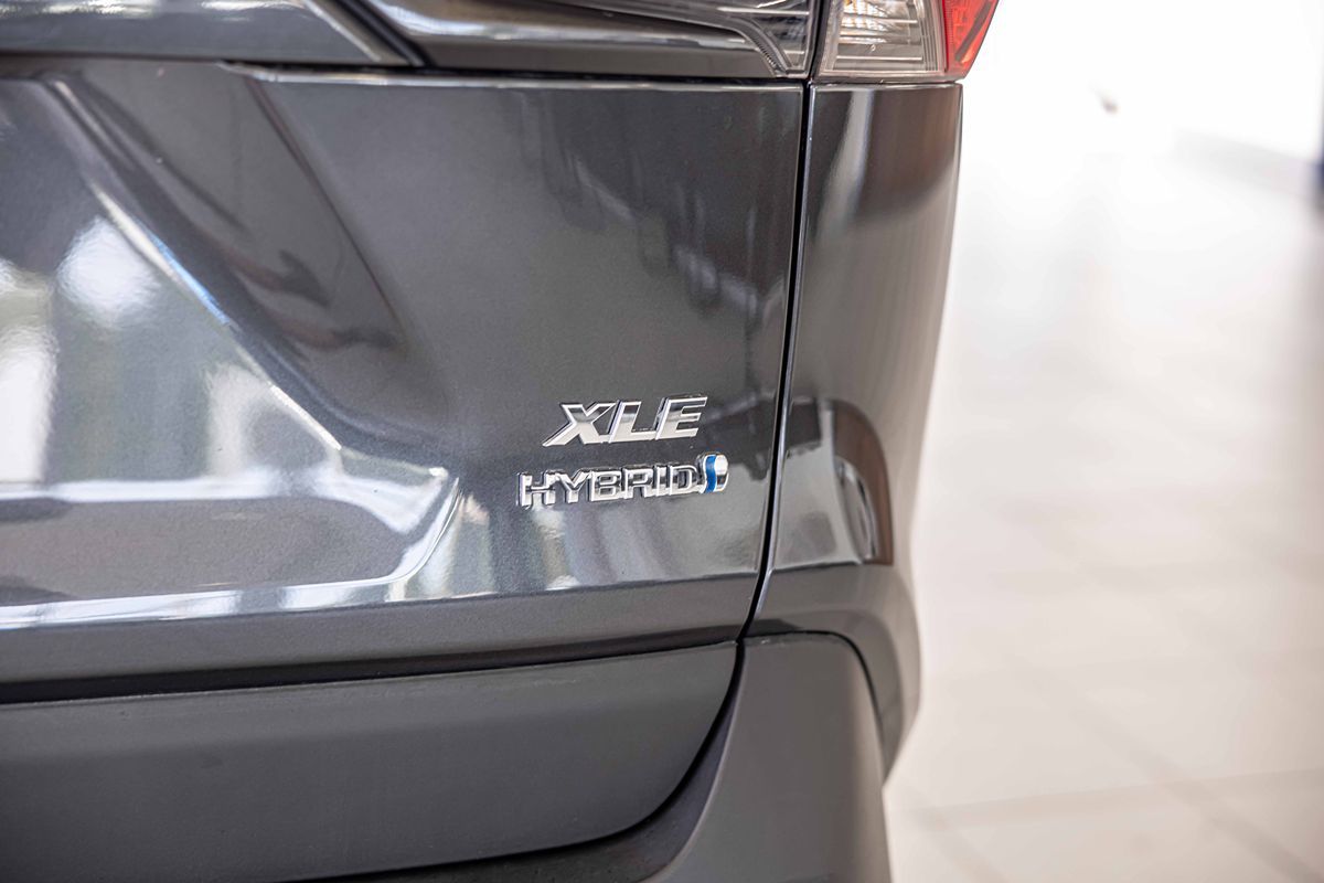 2021 Toyota RAV4 Hybrid XLE Premium photo 16