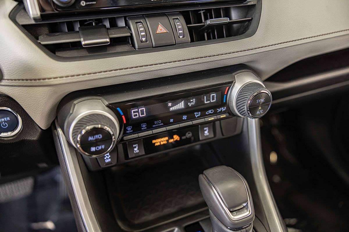 2021 Toyota RAV4 Hybrid XLE Premium photo 31