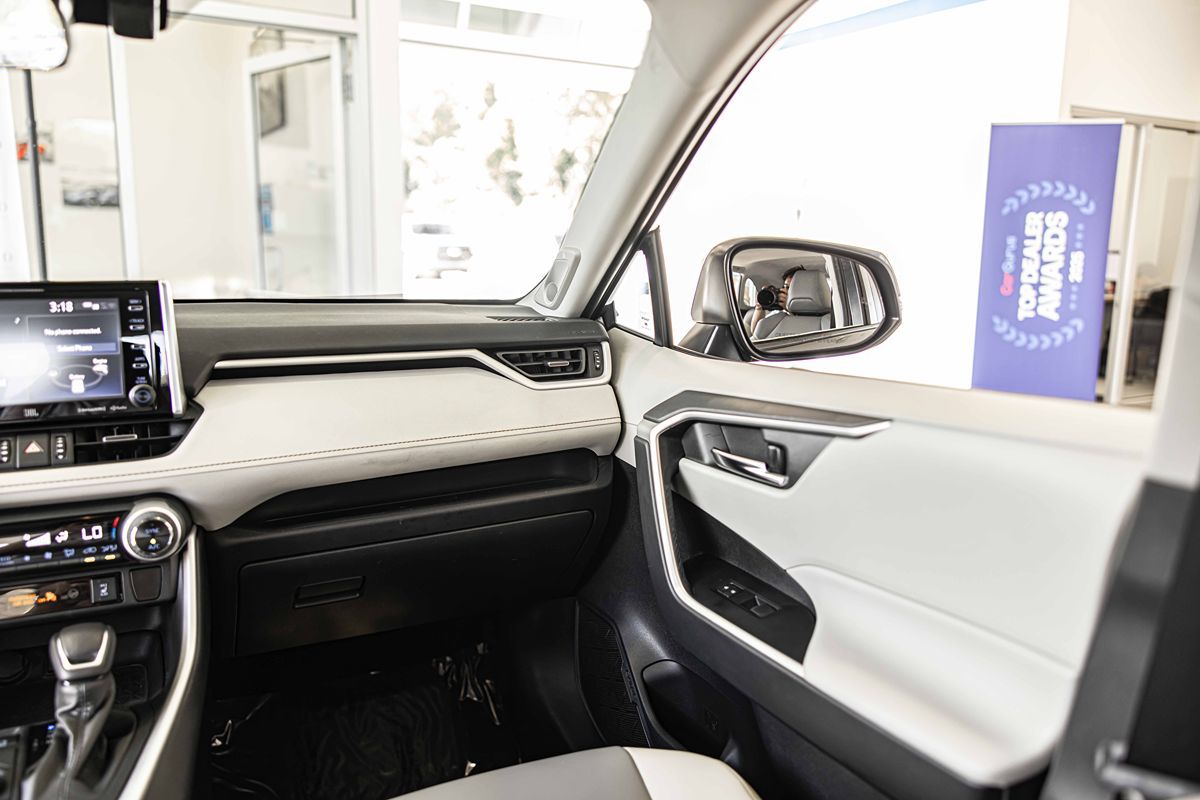 2021 Toyota RAV4 Hybrid XLE Premium photo 40