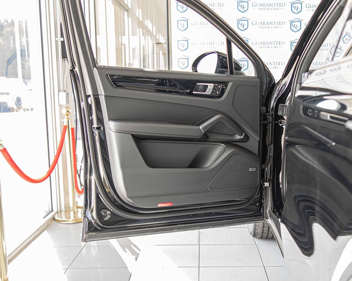 2022 Porsche Cayenne Base photo 32