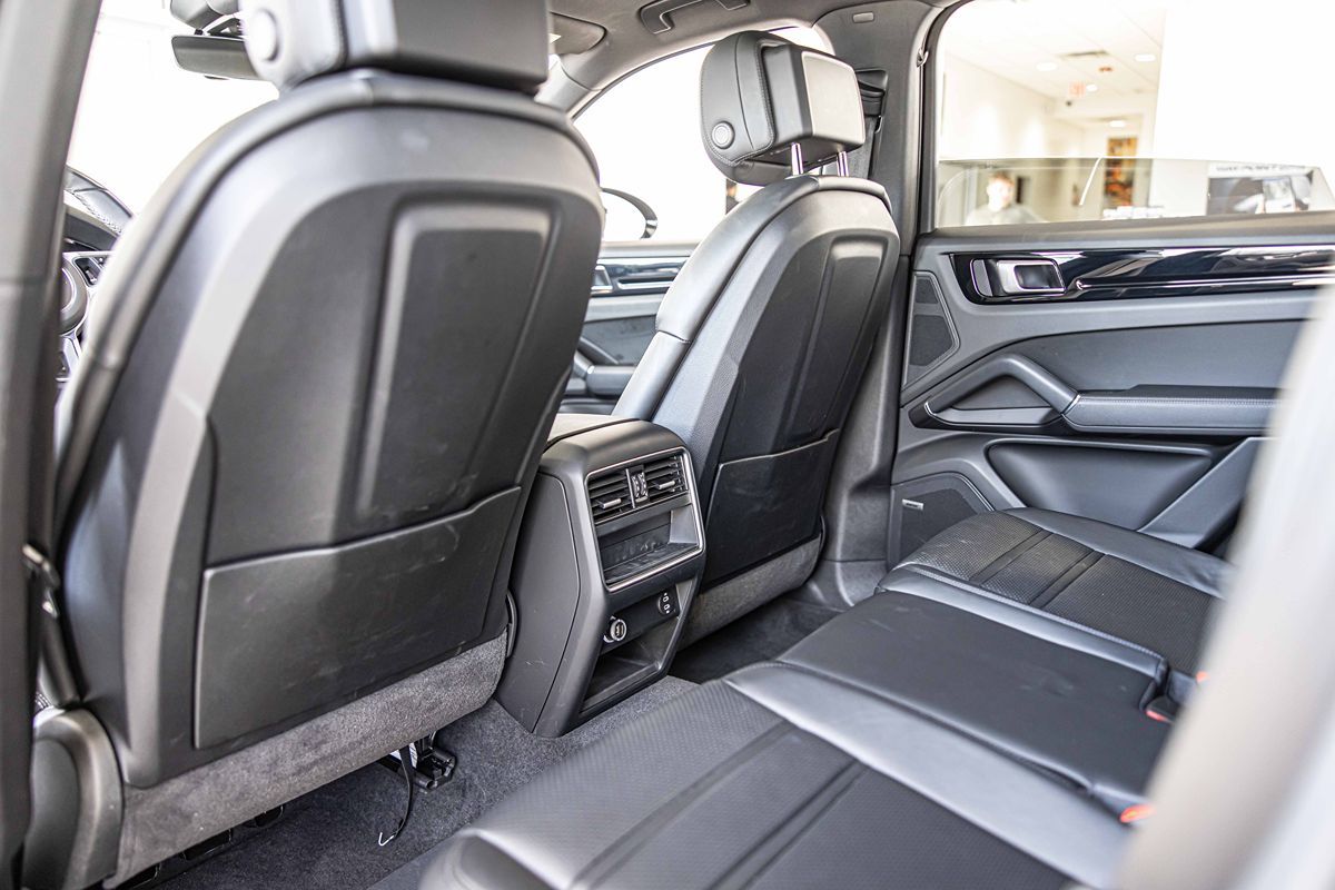 2022 Porsche Cayenne Base photo 34