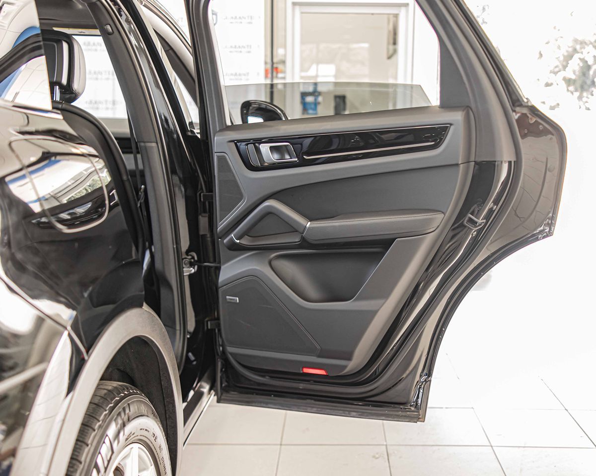 2022 Porsche Cayenne Base photo 39