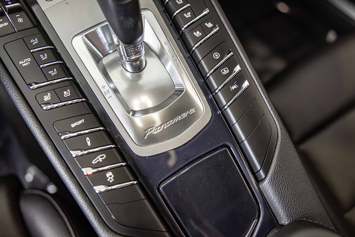 2014 Porsche Cayenne Platinum Edition photo 28