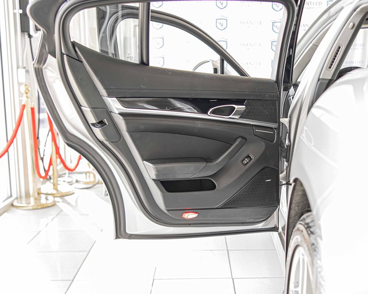 2014 Porsche Cayenne Platinum Edition photo 32