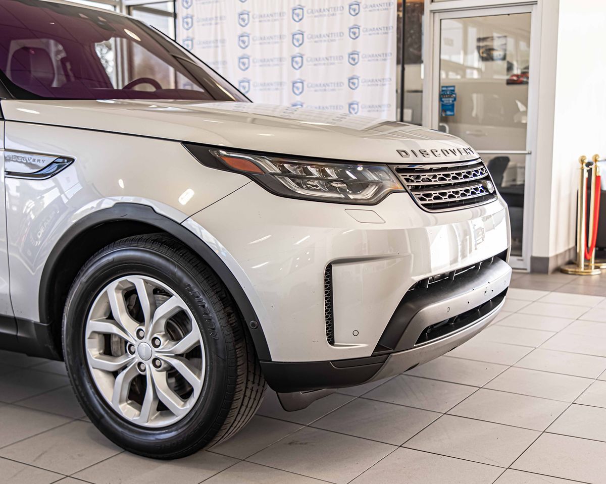2020 Land Rover Discovery SE photo 2