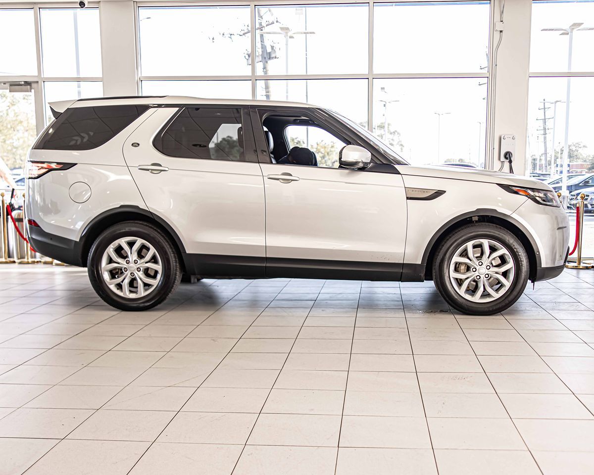 2020 Land Rover Discovery SE photo 8