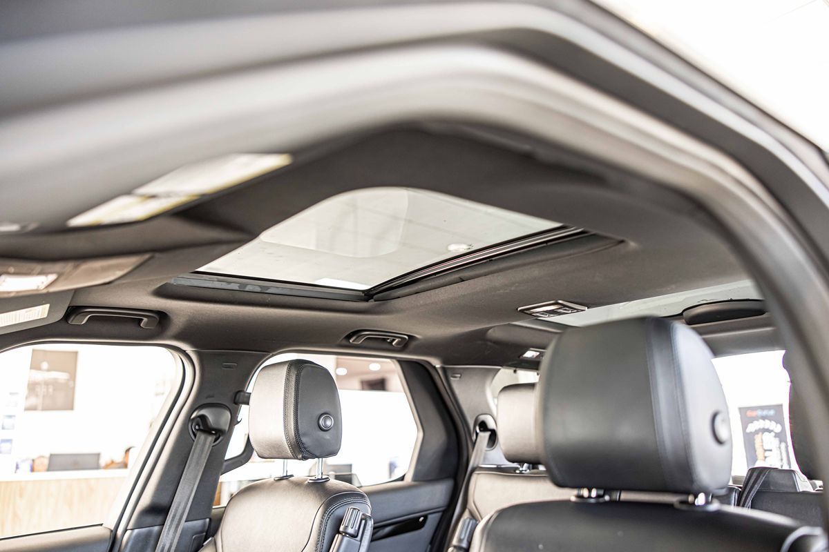 2020 Land Rover Discovery SE photo 15