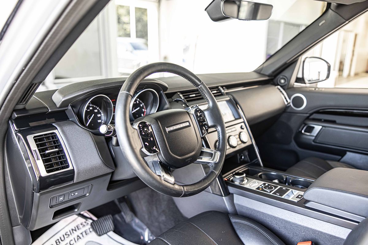 2020 Land Rover Discovery SE photo 16