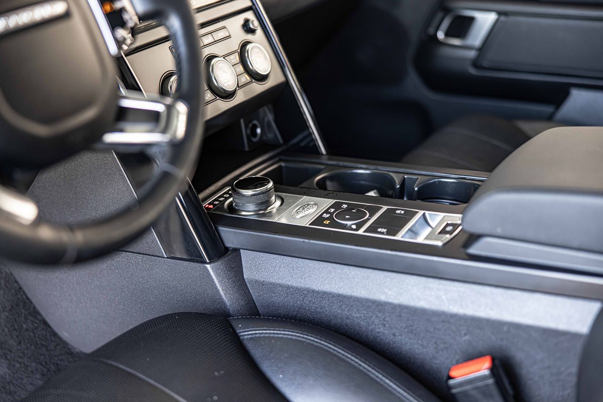 2020 Land Rover Discovery SE photo 17