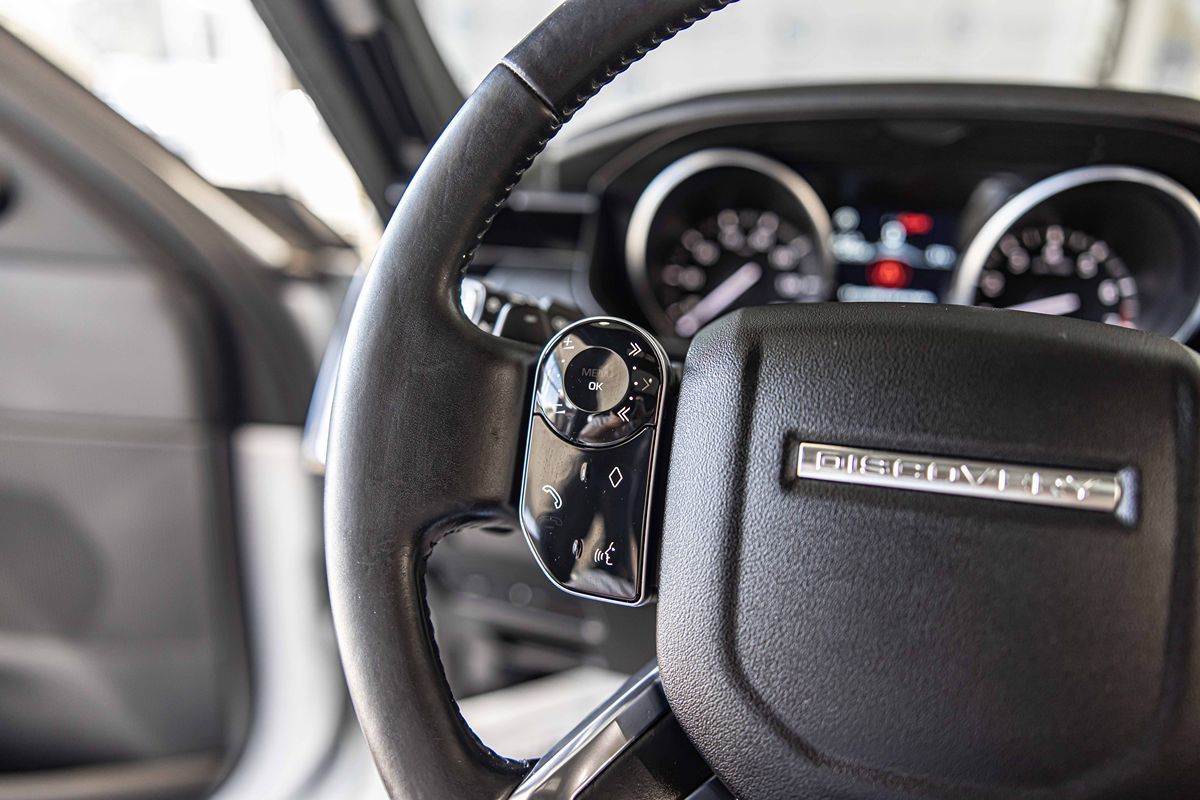 2020 Land Rover Discovery SE photo 19