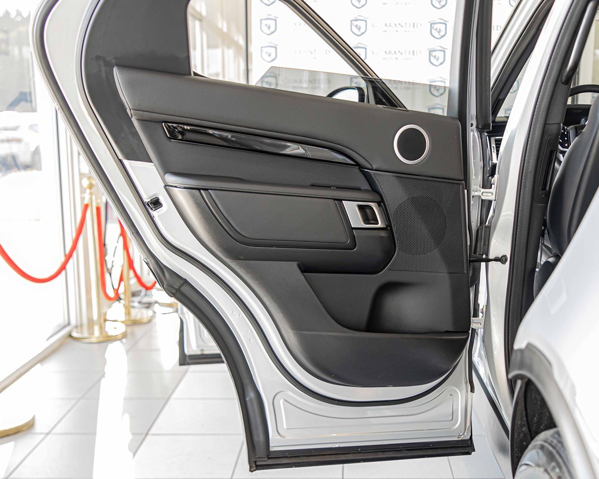2020 Land Rover Discovery SE photo 28