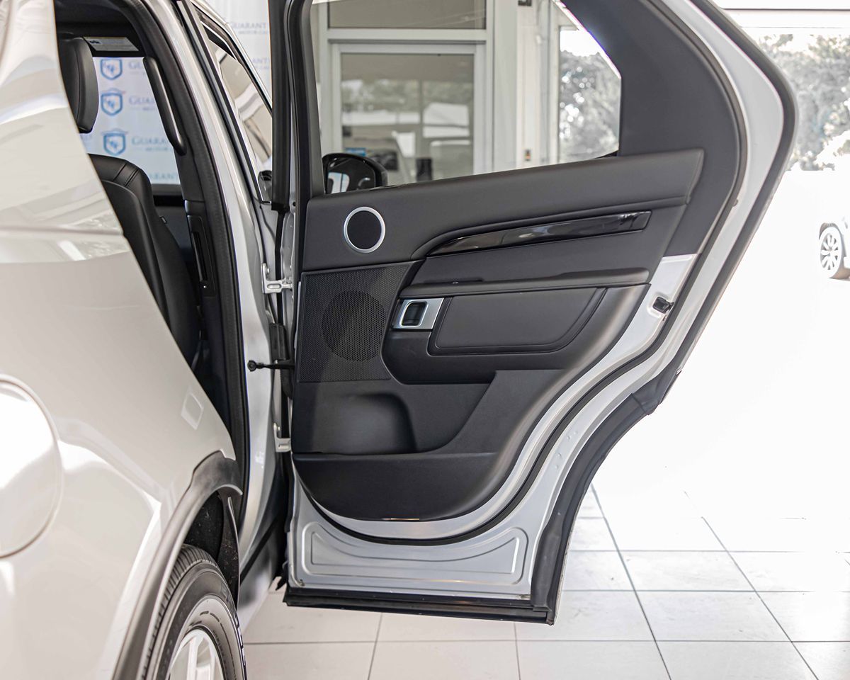 2020 Land Rover Discovery SE photo 30