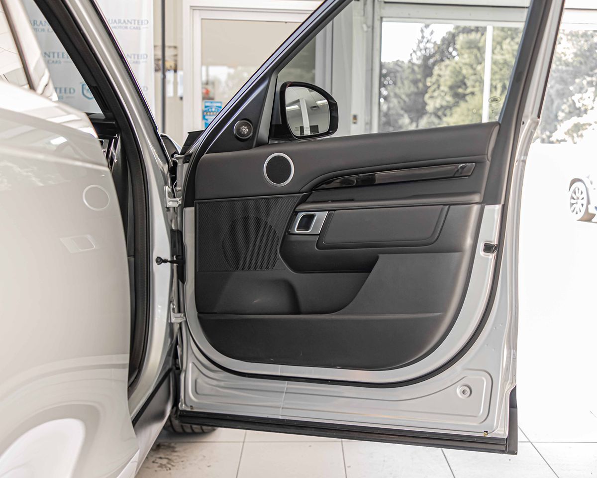 2020 Land Rover Discovery SE photo 31
