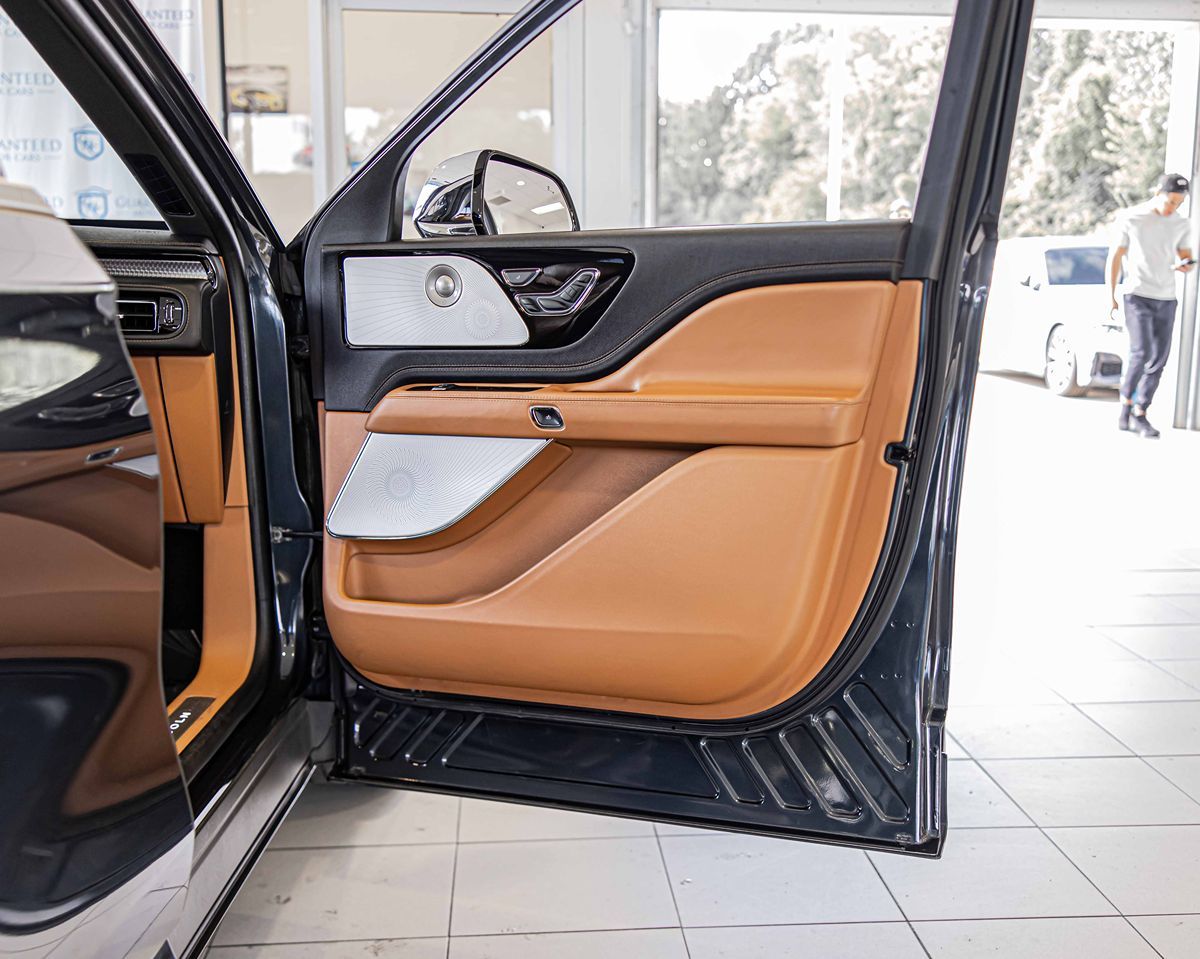 2020 Lincoln Aviator Black Label photo 2