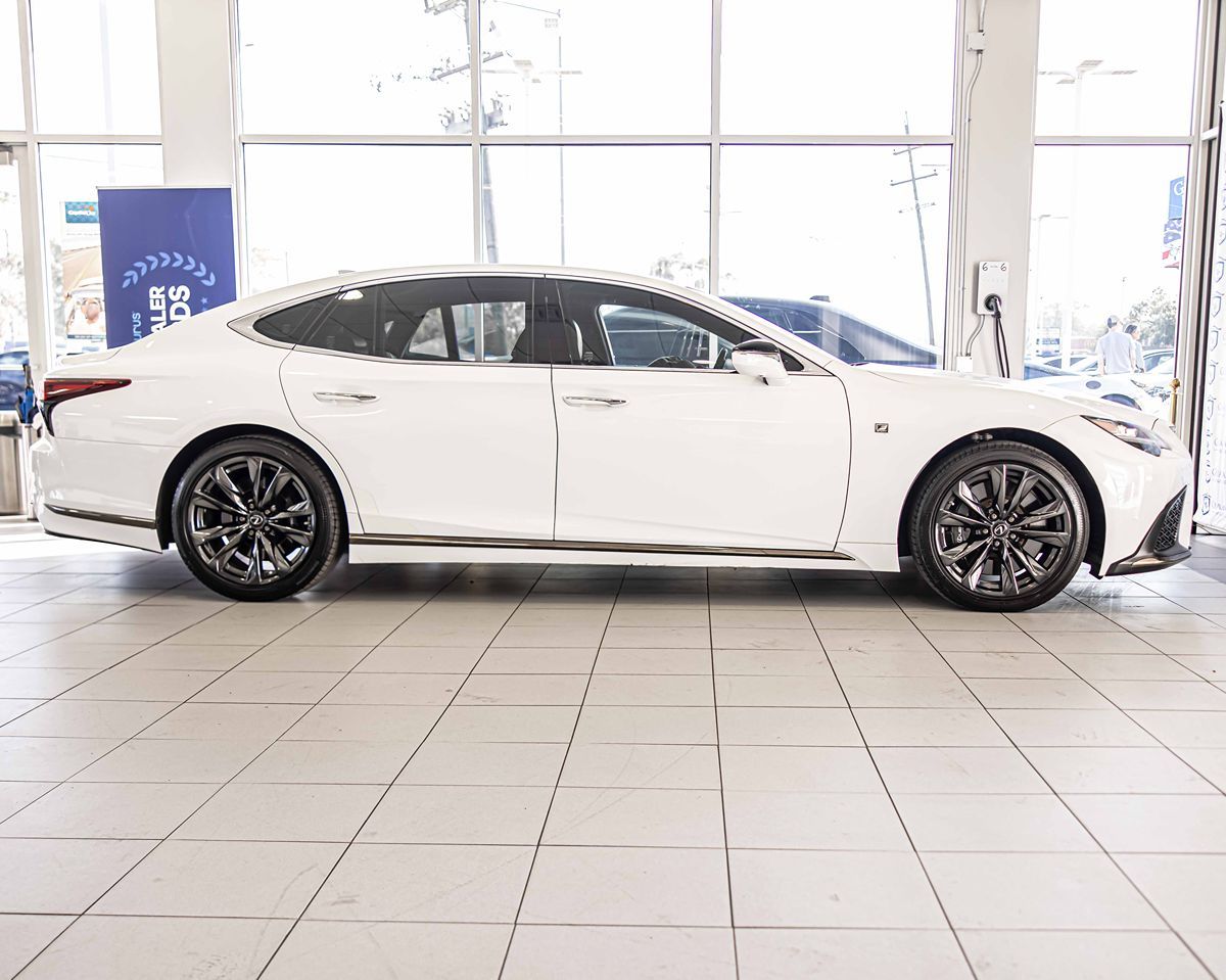 2022 LEXUS LS - Image 10