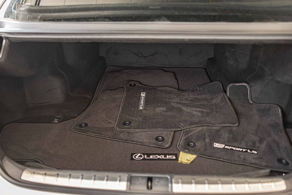 2022 LEXUS LS - Image 17