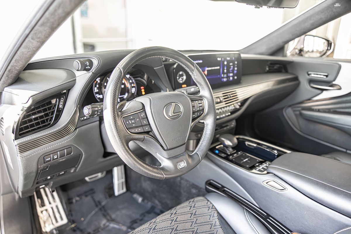 2022 LEXUS LS - Image 21