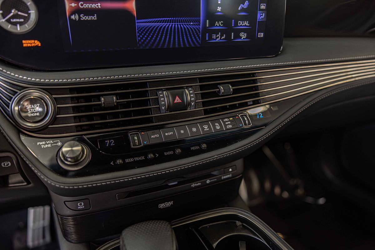 2022 LEXUS LS - Image 30