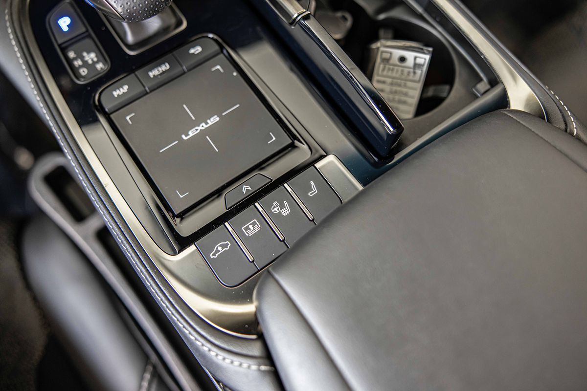 2022 LEXUS LS - Image 32