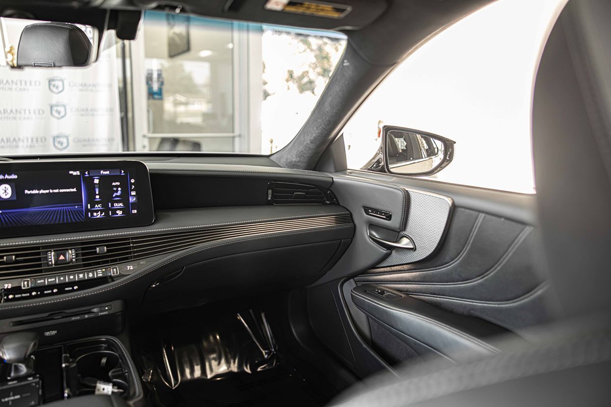 2022 LEXUS LS - Image 40