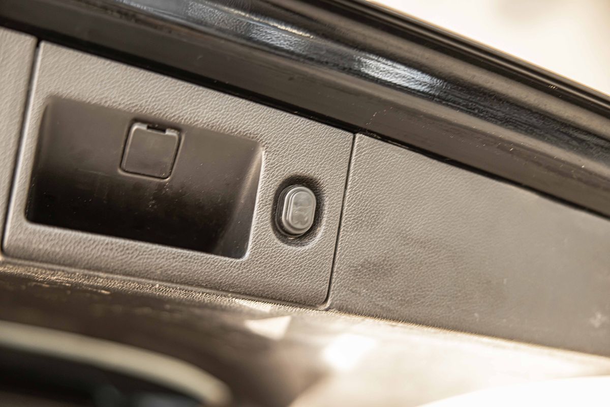 2016 CADILLAC ESCALADE - Image 19