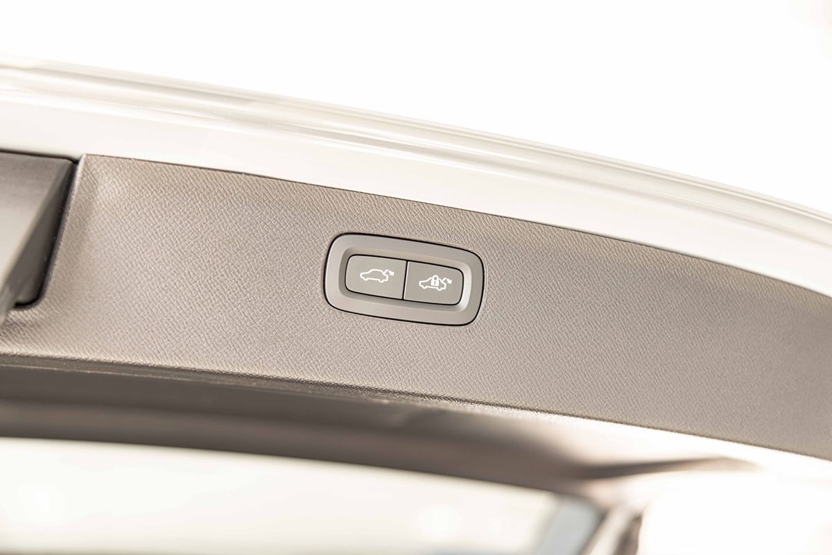 2025 VOLVO XC90 - Image 18