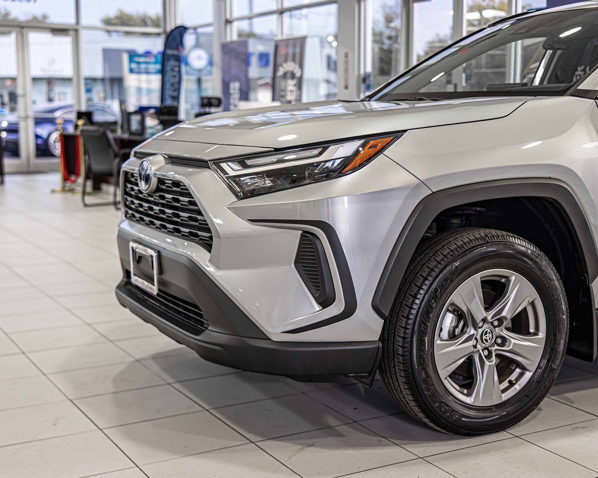 2024 Toyota RAV4 Hybrid XLE photo 3