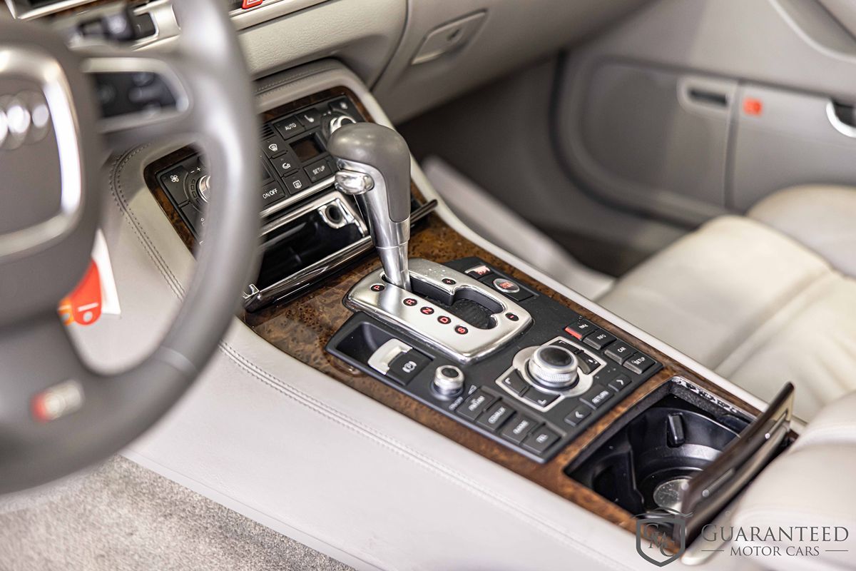 2008 AUDI S8 - Image 22