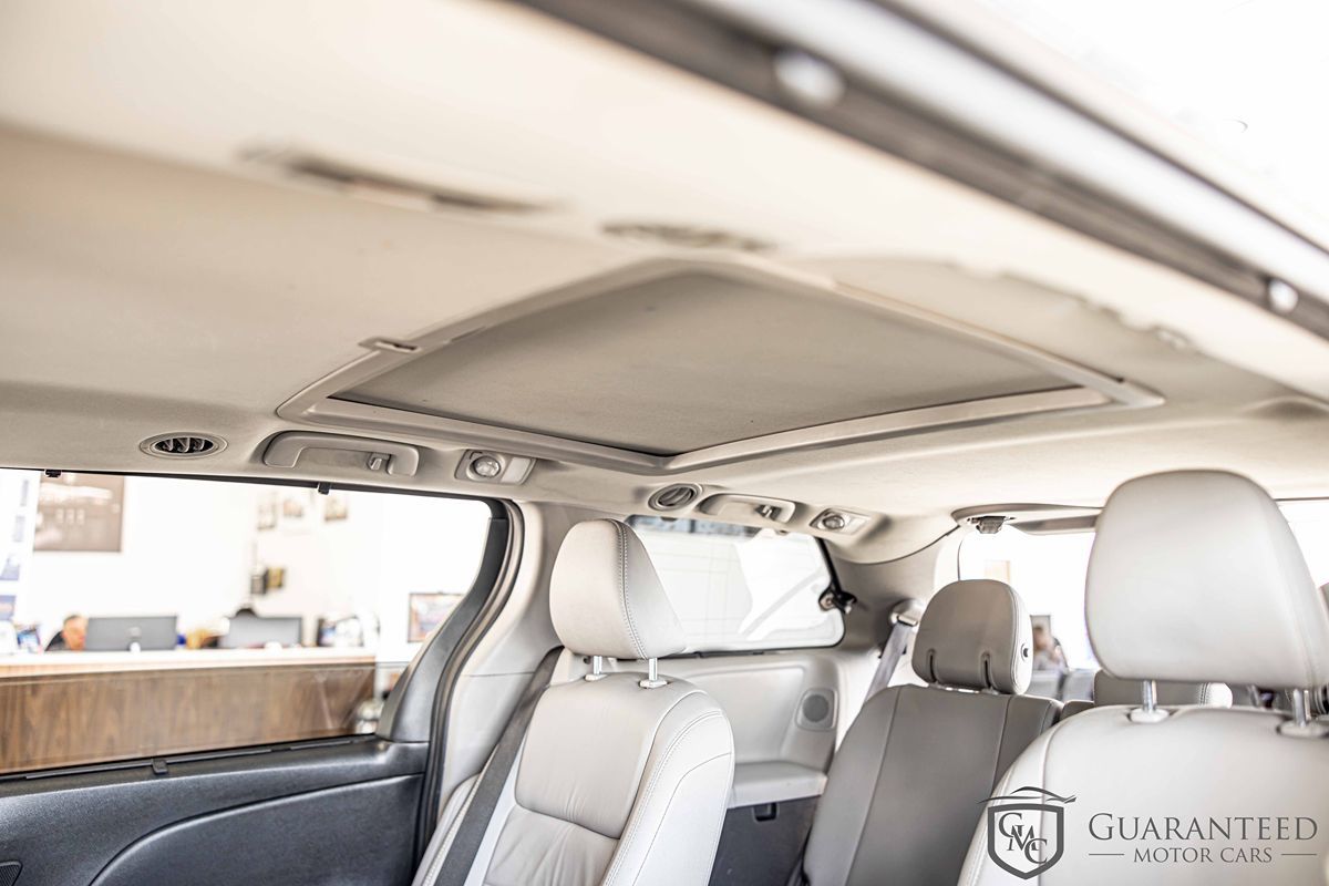 2019 TOYOTA SIENNA - Image 32