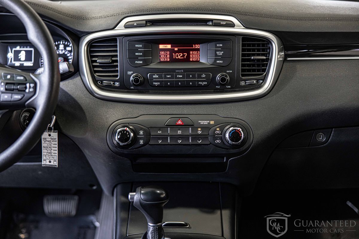 2017 KIA SORENTO - Image 35